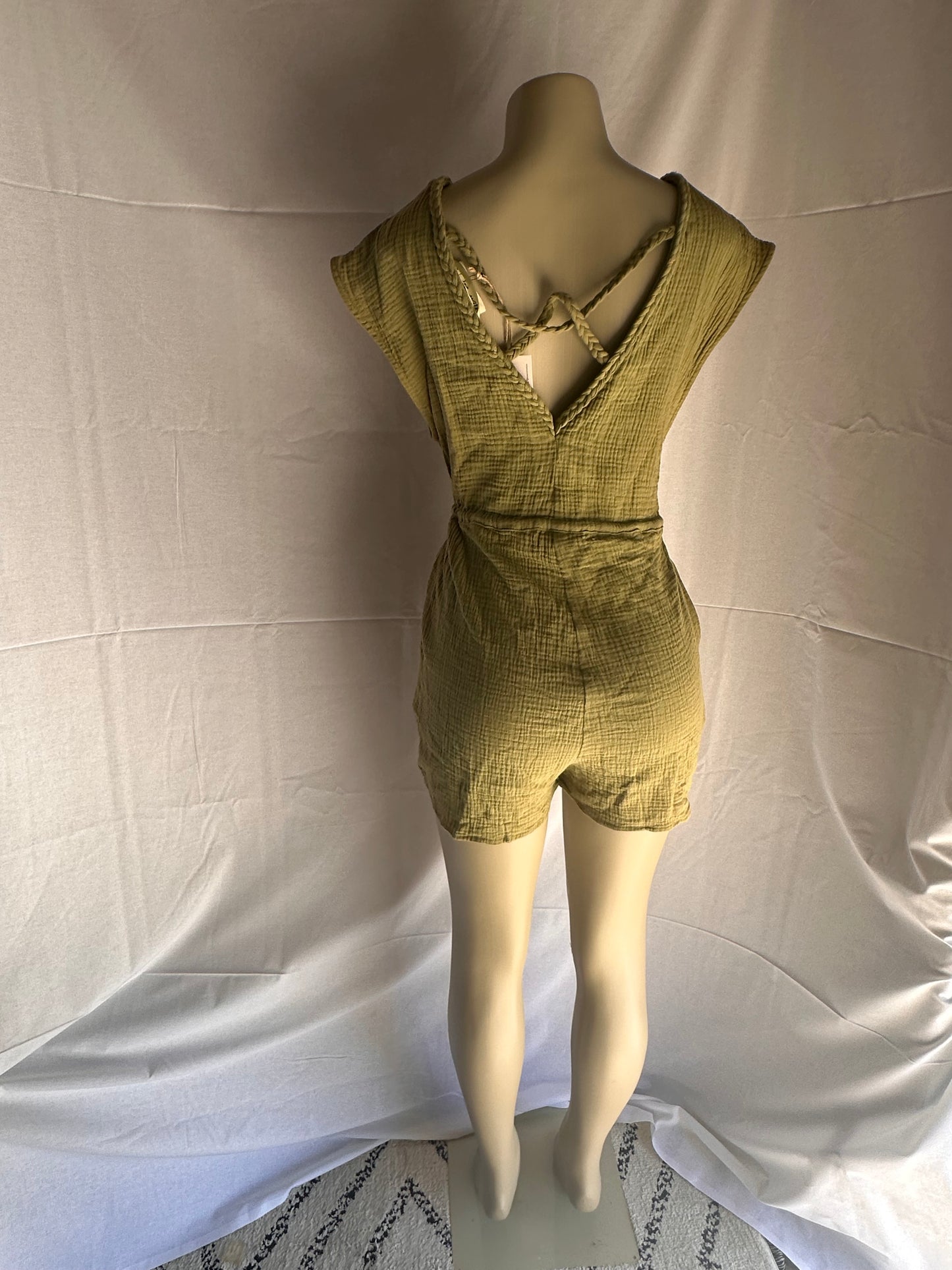 Short sleeve open back romper with pockets