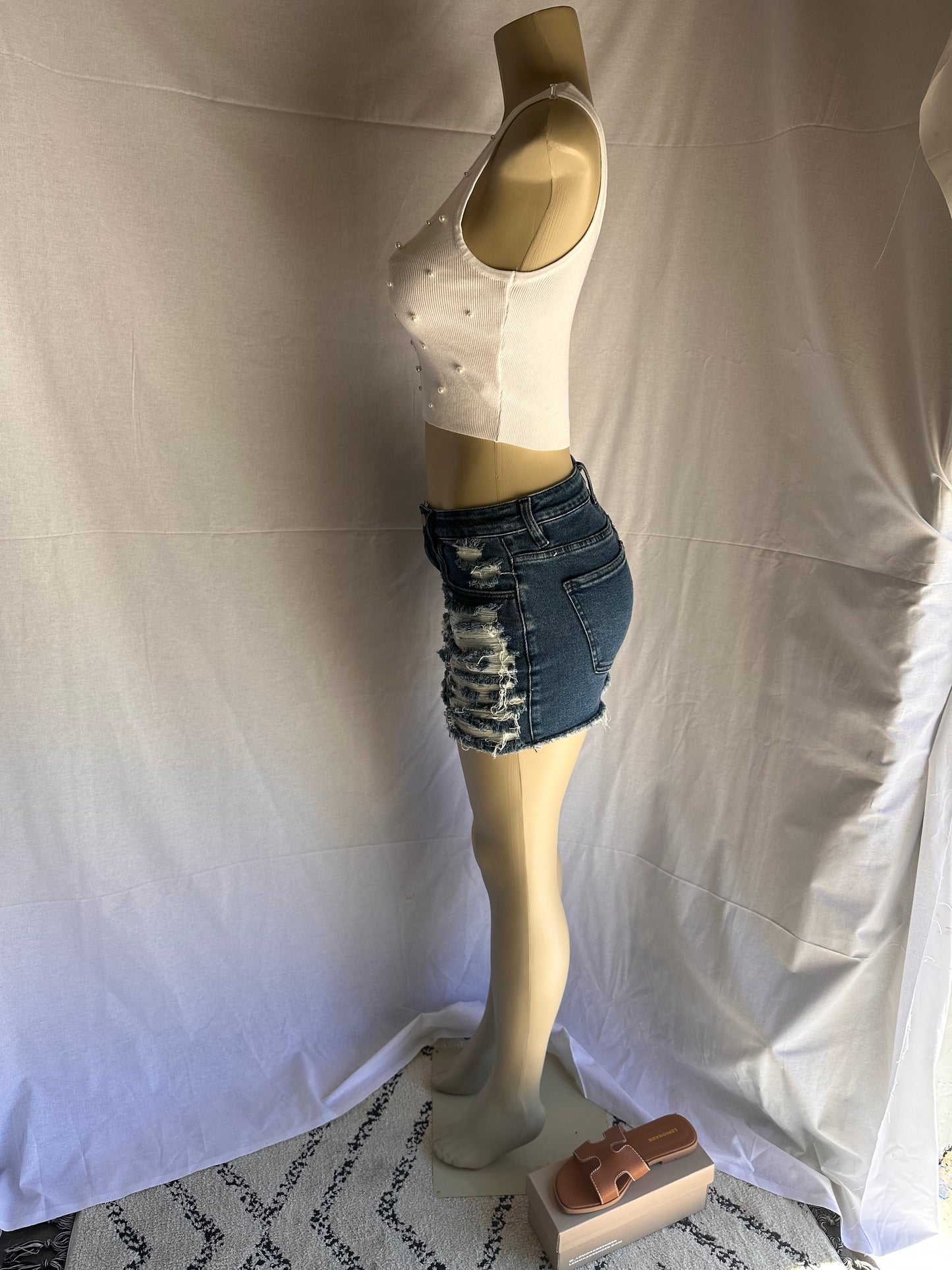 Mid rise ripped frayed demin jean mini skirt